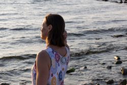 Portraitfotografie Fotoshooting Strand Helgoland August 2024 Frau am Strand im Sonnenuntergang blickt aufs Meer