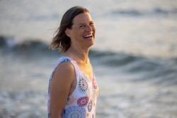 Portraitfotografie Fotoshooting Strand Helgoland August 2024 Frau am Strand beim Sonnenuntergang lachend