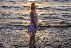 Portraitfotografie Fotoshooting Strand Helgoland August 2024 Frau in Sommerkleid am Strand bei Sonnenuntergang stehend