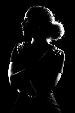 Portraitfotografie Studiofotografie Frau im Profil in Schwarz-Weiß, dramatische Beleuchtung