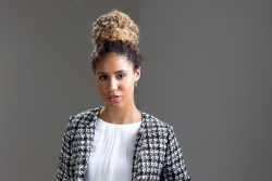 Portraitfotografie Studiofotografie Porträt einer Frau in schwarz-weißer Jacke vor grauem Hintergrund