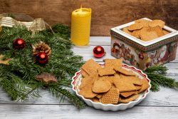 Produktfotografie Saarländische Zimtwaffeln Weihnachtsplätzchen mit grüner Dekoration und Kerze