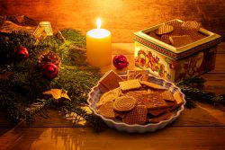 Produktfotografie Saarländische Zimtwaffeln Weihnachtsgebäck auf Holz mit Kerze und Dekoration
