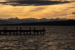 Starnberger See Januar 2023 Fotografie Aloys Peter Trenz Ein malerischer Sonnenuntergang über einem Bergsee mit einem Holzsteg im Vordergrund Starnberger See Januar 2023 Fotografie Aloys Peter Trenz Idyllischer Sonnenuntergang über Bergsee mit Steg
