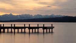 Starnberger See Januar 2023 Fotografie Aloys Peter Trenz Ein stiller Abend am See mit einem Holzsteg und den Alpen in der Ferne Starnberger See Januar 2023 Fotografie Aloys Peter Trenz Abendliche Seelandschaft mit Holzsteg und Alpen im Hintergrund