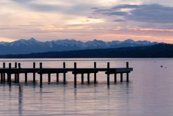 Starnberger See Januar 2023 Fotografie Aloys Peter Trenz Ein ruhiger Sonnenuntergang am Ammersee mit Blick auf die Alpen Starnberger See Januar 2023 Fotografie Aloys Peter Trenz Holzsteg am Ammersee bei Sonnenuntergang mit Alpen im Hintergrund