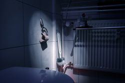 Storytelling Sorge Dich nicht lebe - The Day after Dunkles Badezimmer mit Lichtstrahl auf WC-Bürste und Heizkörper