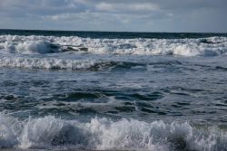 Sylt Fotografie Licht - Bewegung Oktober 2021 Wellen im Meer an einem bewölkten Tag