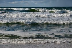 Sylt Fotografie Licht - Bewegung Oktober 2021 Wellen am Sandstrand unter bewölktem Himmel