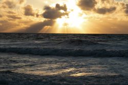 Sylt Fotografie Licht - Bewegung Oktober 2021 Sonnenuntergang über dem Ozean mit dramatischem Wolkenhimmel