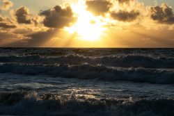 Sylt Fotografie Licht - Bewegung Oktober 2021 Sonnenuntergang über dem Ozean mit dramatischen Wolken und Wellen