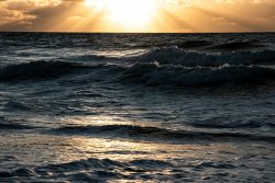 Sylt Fotografie Licht - Bewegung Oktober 2021 Sonnenuntergang über dem Ozean mit Wellen im Vordergrund