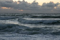 Sylt Fotografie Licht - Bewegung Oktober 2021 Stürmisches Meer bei Sonnenuntergang mit dunklen Wolken