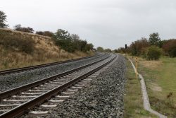 Sylt Fotografie Licht - Bewegung Oktober 2021 Einsame Bahngleise durch die Landschaft an einem bewölkten Tag
