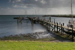 Sylt Fotografie Licht - Bewegung Oktober 2021 Alter Holzsteg bei Ebbe mit Segelbooten auf der Nordsee