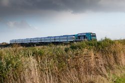 Sylt Fotografie Licht - Bewegung Oktober 2021 Regionalzug fährt durch ländliche Landschaft mit hohem Gras