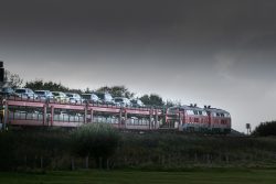 Sylt Fotografie Licht - Bewegung Oktober 2021 Roter Güterzug transportiert Autos auf ländlicher Strecke