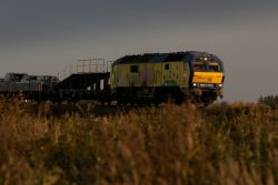 Sylt Fotografie Licht - Bewegung Oktober 2021 Güterzug fährt durch ländliche Landschaft bei Sonnenuntergang