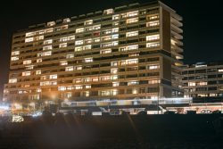 Sylt Fotografie Licht - Bewegung Oktober 2021 Beleuchtetes Hochhaus bei Nacht mit mehreren Stockwerken