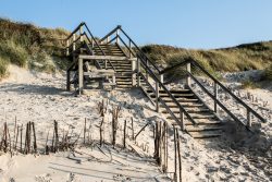 Sylt Fotografie Licht - Bewegung Oktober 2021 Holztreppe führt über Dünen am sonnigen Sandstrand