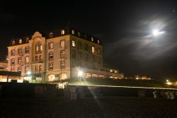 Sylt Fotografie Licht - Bewegung Oktober 2021 Historisches Hotelgebäude bei Nacht beleuchtet mit Vollmond am Himmel