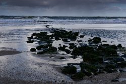 Sylt Fotografie Licht - Bewegung Oktober 2021 Felsige Nordseeküste bei Ebbe mit dramatischem Himmel und Wellen