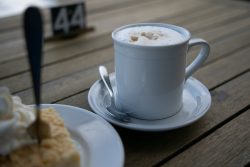 Sylt Fotografie Licht - Bewegung Oktober 2021 Tasse Cappuccino mit Schaum auf Holztisch serviert