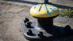 Urban Life und Streetfotografie Frankfurt Juni 2022 Gelber Poller mit blauer Markierung im Hafen