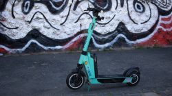 Urban Life und Streetfotografie Frankfurt Juni 2022 Tier E-Scooter vor einer Graffiti-Wand im Freien