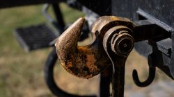 Urban Life und Streetfotografie Frankfurt Juni 2022 Alter, rostiger Metallhaken an einem Fahrzeug