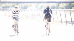 Urban Life und Streetfotografie Frankfurt Juni 2022 Zwei Radfahrer auf einer Brücke bei Sonnenschein
