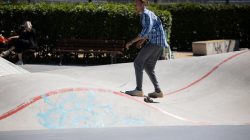 Urban Life und Streetfotografie Frankfurt Juni 2022 Jugendlicher auf Skateboard im sonnigen Skatepark