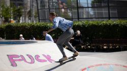 Urban Life und Streetfotografie Frankfurt Juni 2022 Skater in blauem Hemd im Skatepark bei Tageslicht