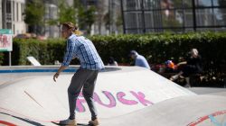 Urban Life und Streetfotografie Frankfurt Juni 2022 Skater bei sonnigem Wetter im Skatepark auf Halfpipe
