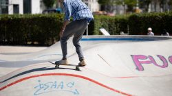 Urban Life und Streetfotografie Frankfurt Juni 2022 Junger Mann skatet im Freien auf einer Skateboard-Rampe