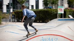 Urban Life und Streetfotografie Frankfurt Juni 2022 Junger Mann skatet in einem urbanen Skatepark