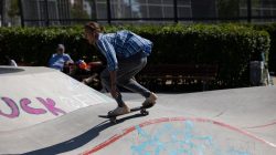 Urban Life und Streetfotografie Frankfurt Juni 2022 Mann auf Skateboard in einem urbanen Skatepark