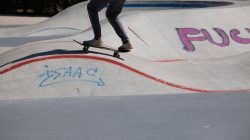 Urban Life und Streetfotografie Frankfurt Juni 2022 Skateboarder fährt in farbigem Skatepark über Rampe