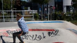 Urban Life und Streetfotografie Frankfurt Juni 2022 Person skatet in urbanem Skatepark bei sonnigem Wetter
