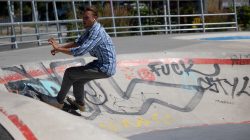 Urban Life und Streetfotografie Frankfurt Juni 2022 Junger Mann skatet in einer Halfpipe mit Graffiti