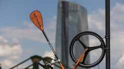 Urban Life und Streetfotografie Frankfurt Juni 2022 Fahrrad mit Ruder und hochmodernem Gebäude im Hintergrund