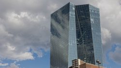 Urban Life und Streetfotografie Frankfurt Juni 2022 Moderner Wolkenkratzer vor bewölktem Himmel