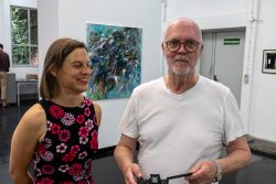 Vernissage Künstlerin Andrea Simon Thema Spuren Kunsthalle Frankfurt Juli 2024 Mann und Frau lächeln in einer Kunstgalerie mit Gemälden im Hintergrund