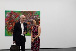 Vernissage Künstlerin Andrea Simon Thema Spuren Kunsthalle Frankfurt Juli 2024 Zwei Personen vor einem abstrakten Gemälde in einer Galerie