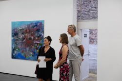 Vernissage Künstlerin Andrea Simon Thema Spuren Kunsthalle Frankfurt Juli 2024 Personen betrachten ein abstraktes Gemälde in einer Galerie