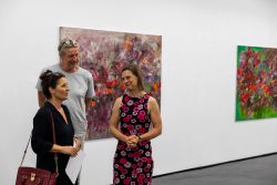 Vernissage Künstlerin Andrea Simon Thema Spuren Kunsthalle Frankfurt Juli 2024 Drei Personen vor abstrakten Gemälden in einer modernen Kunstgalerie