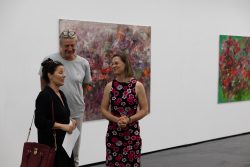 Vernissage Künstlerin Andrea Simon Thema Spuren Kunsthalle Frankfurt Juli 2024 Besucher in einer Kunstgalerie vor abstrakten Gemälden