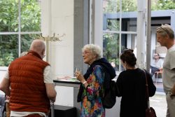 Vernissage Künstlerin Andrea Simon Thema Spuren Kunsthalle Frankfurt Juli 2024 Gruppe von Menschen unterhalten sich bei einer Veranstaltung in einem modernen Raum