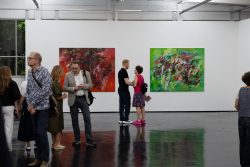 Vernissage Künstlerin Andrea Simon Thema Spuren Kunsthalle Frankfurt Juli 2024 Menschen in einer modernen Kunstgalerie mit Gemälden an der Wand