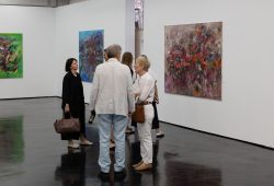 Vernissage Künstlerin Andrea Simon Thema Spuren Kunsthalle Frankfurt Juli 2024 Menschen betrachten abstrakte Kunstgemälde in einer Galerie